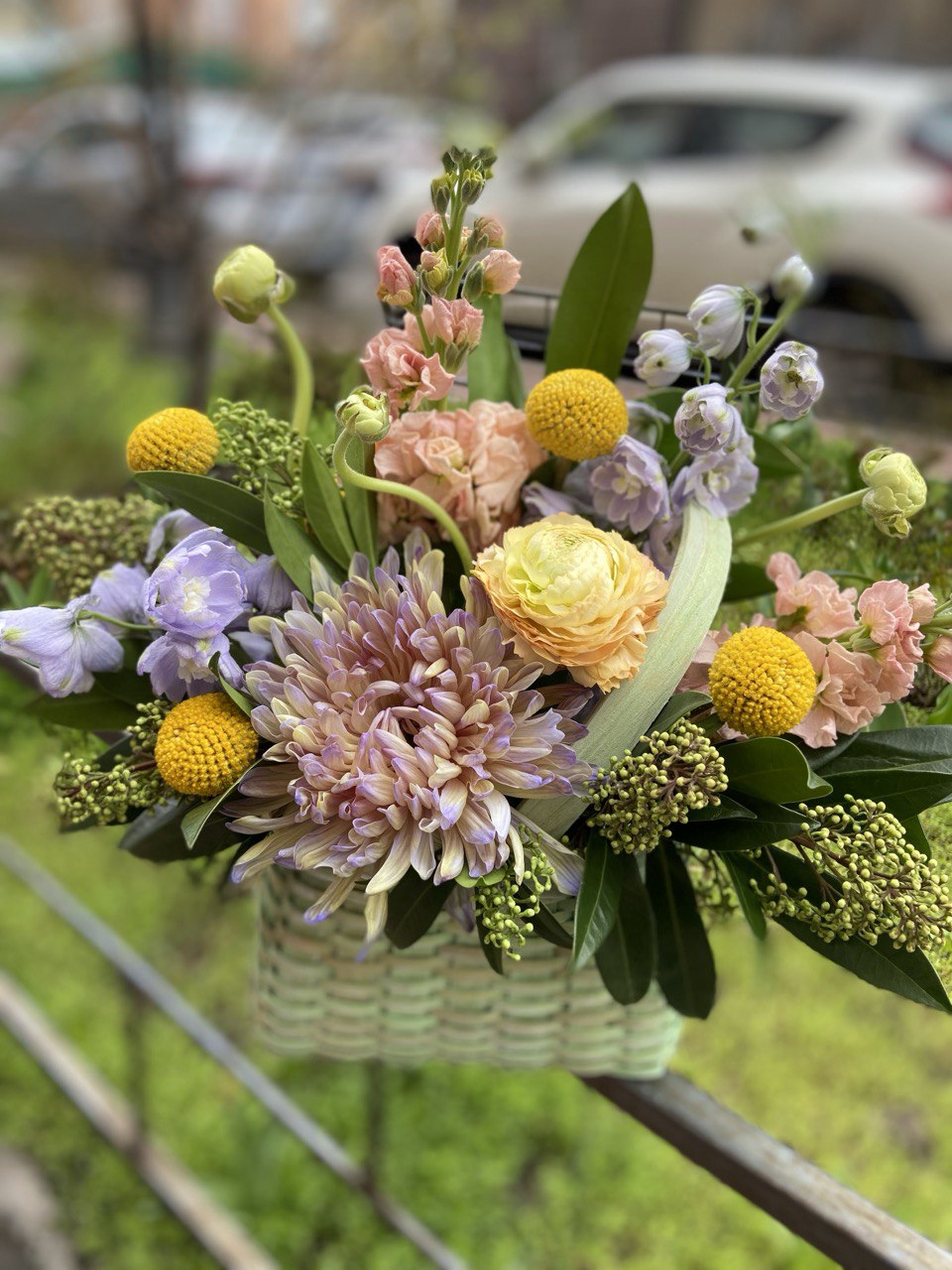 Flower arrangement "Sunny Delight Basket" (includes basket and wrapping)
