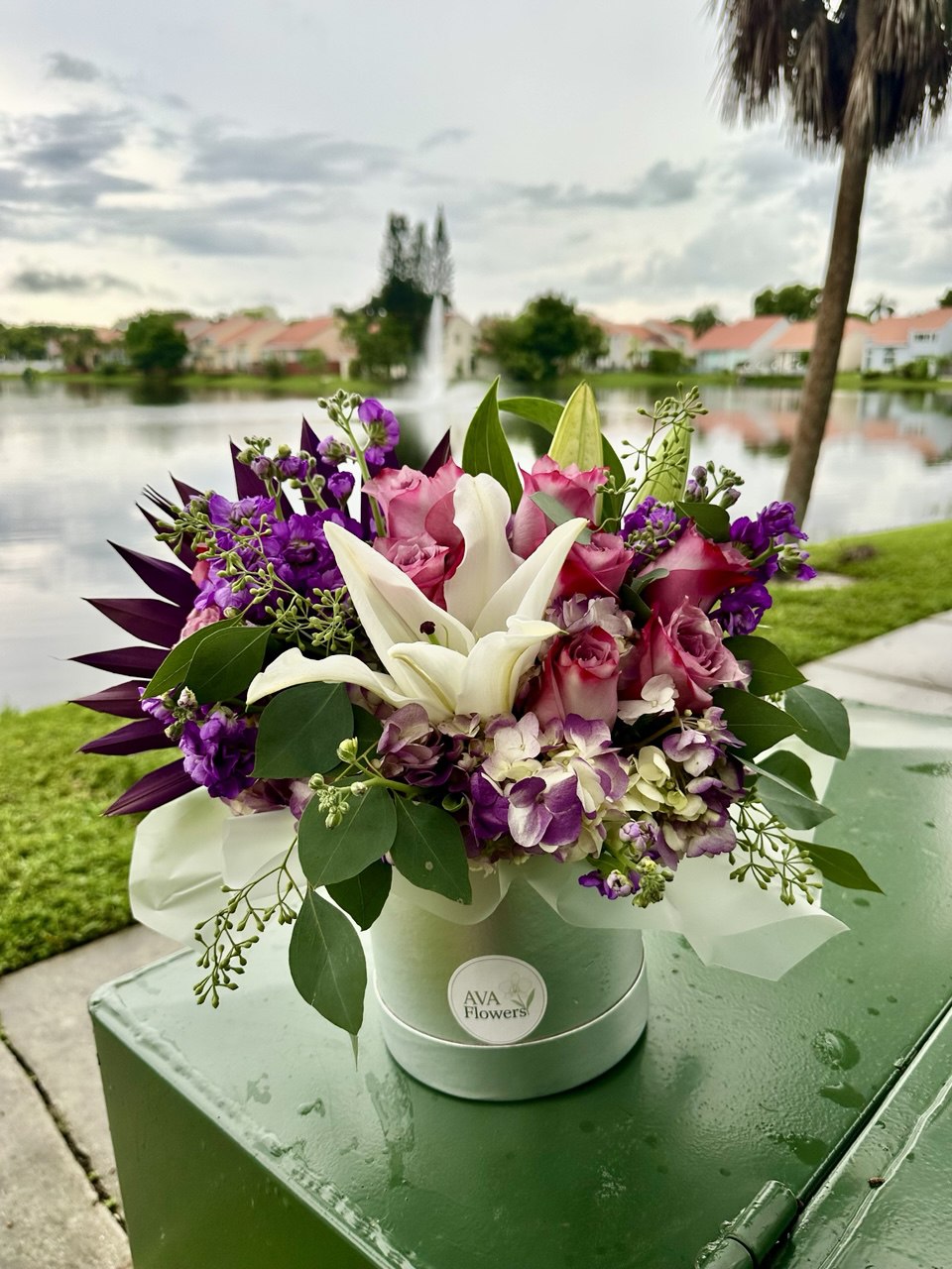 Flower arrangement "Uliana Hat Box" (includes hatbox)
