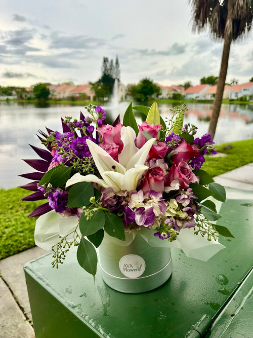 Flower arrangement "Uliana Hat Box" (includes hatbox)