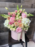 Flower arrangement "Valeria Charm Box" (includes hatbox)