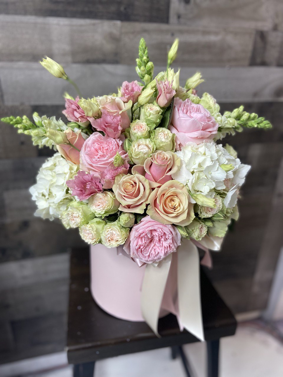 Flower arrangement "Valeria Charm Box" (includes hatbox)