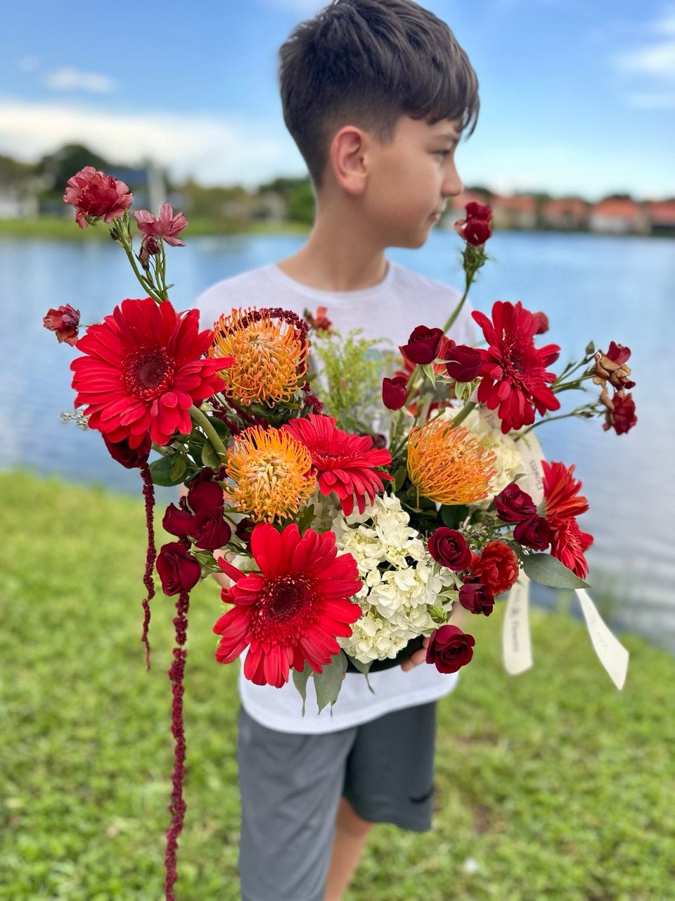 Flower composition "Scarlet Charm" (includes vase)