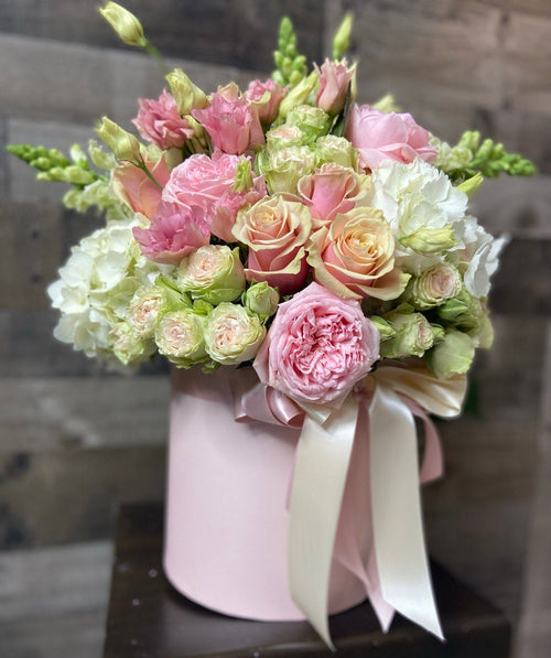 Flower arrangement "Valeria Charm Box" (includes hatbox)