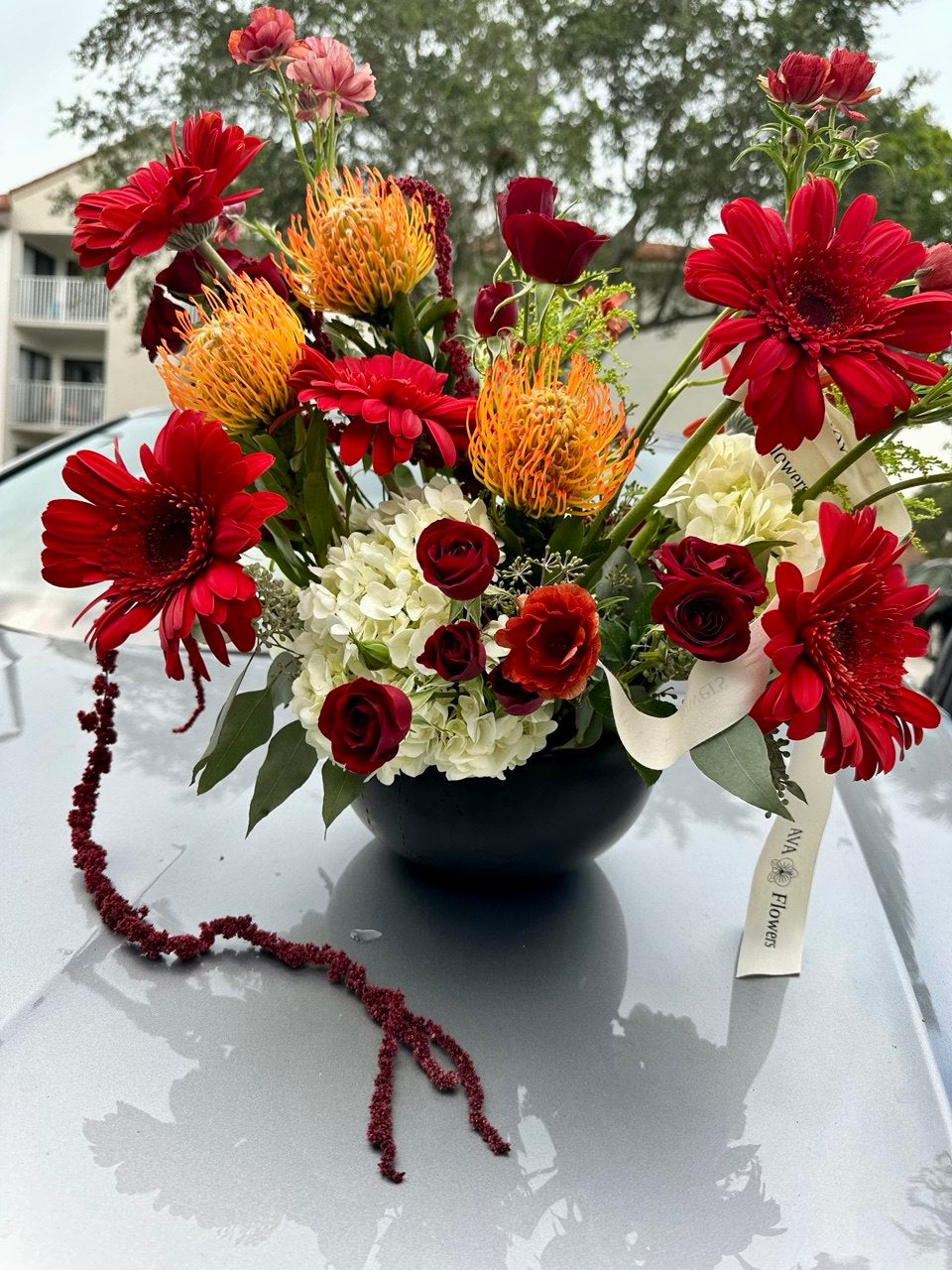 Flower composition "Scarlet Charm" (includes vase)