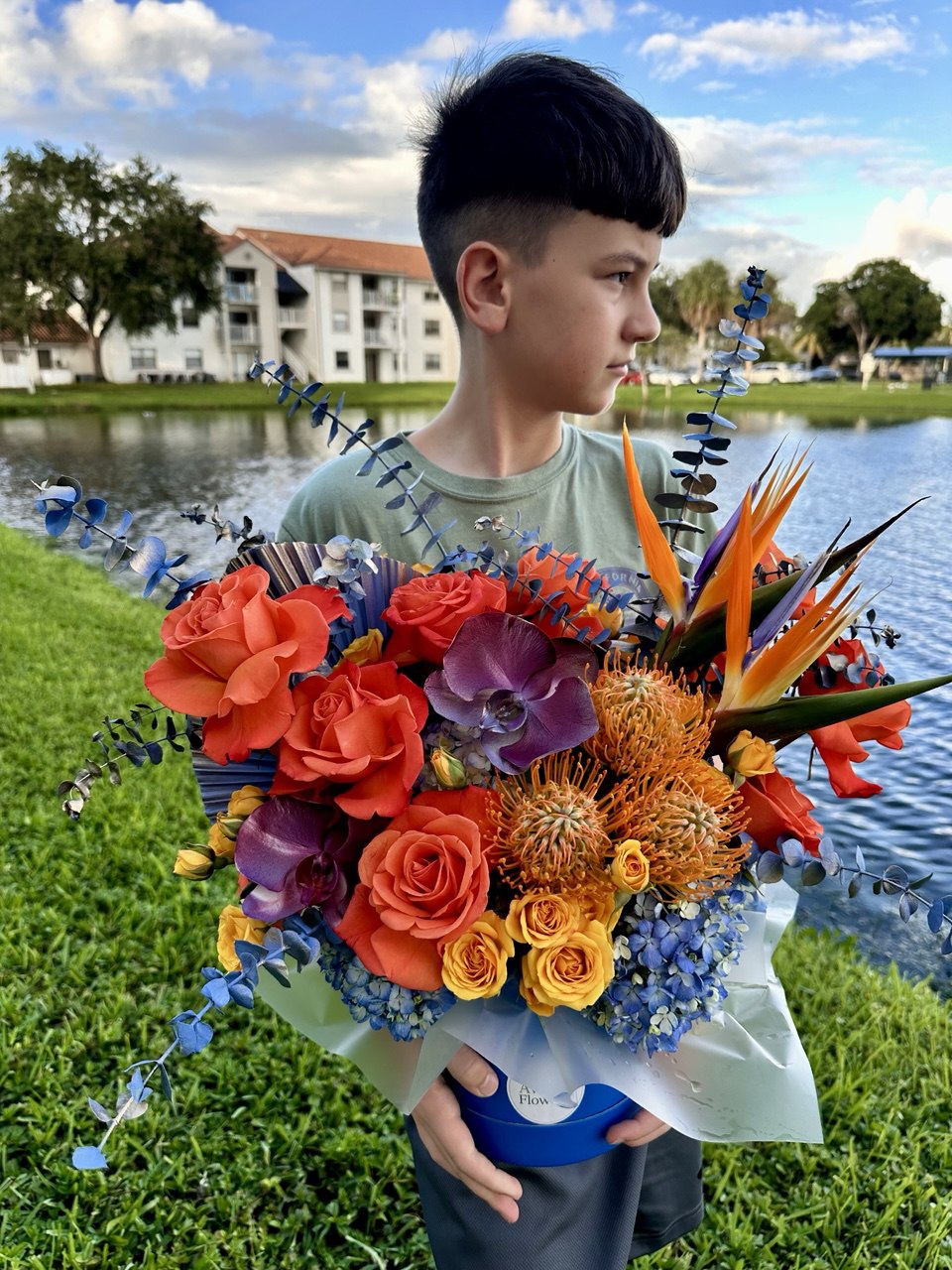 Flower arrangement "Sunset Glow" (includes hatbox)