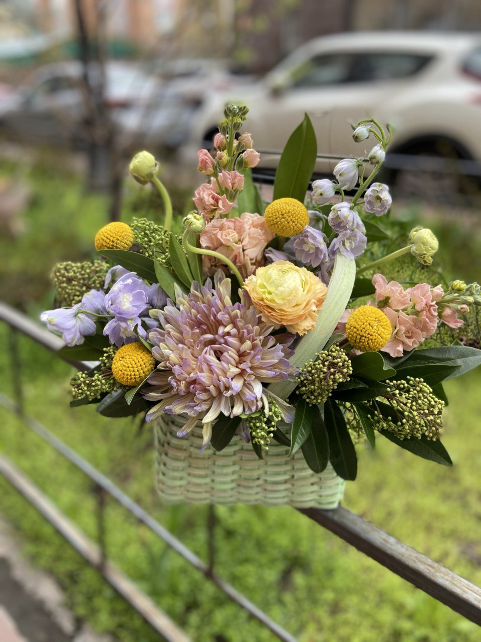 Flower arrangement "Sunny Delight Basket" (includes basket and wrapping)
