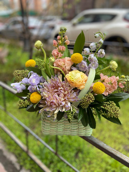 Flower arrangement "Sunny Delight Basket" (includes basket and wrapping)