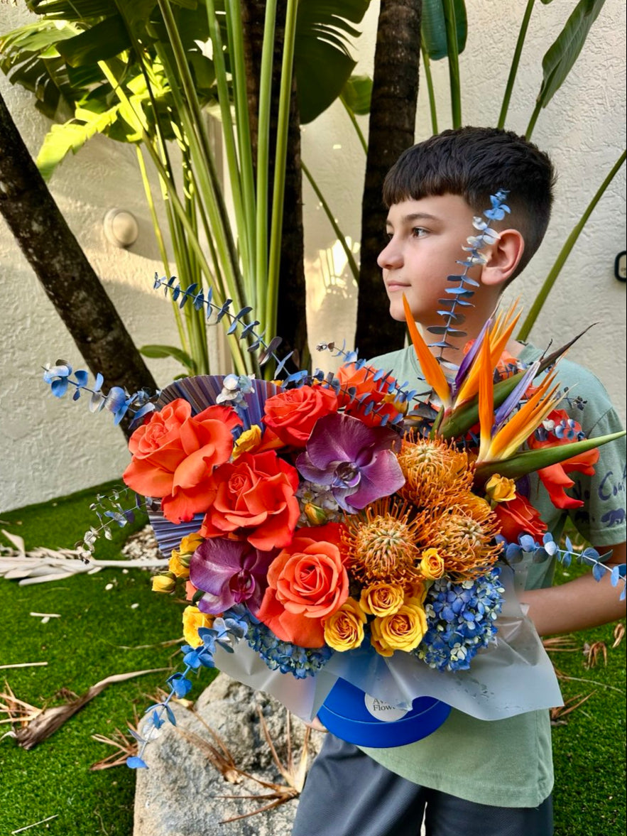 Flower arrangement "Sunset Glow" (includes hatbox)
