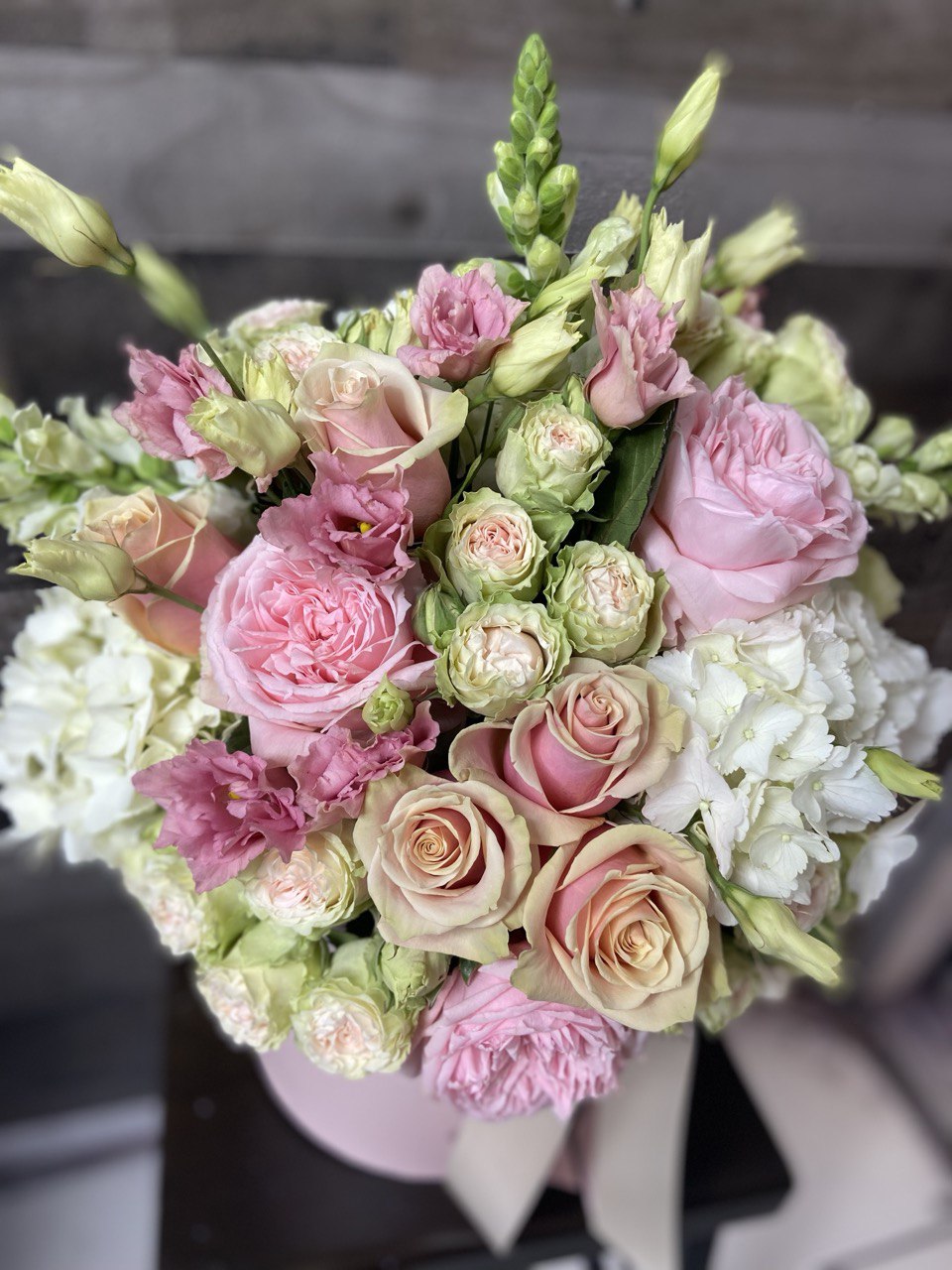 Flower arrangement "Valeria Charm Box" (includes hatbox)