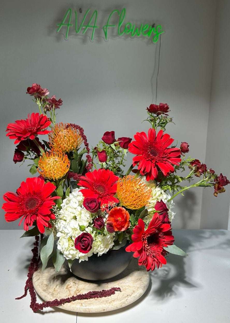 Flower composition "Scarlet Charm" (includes vase)
